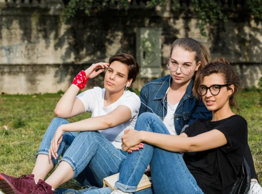 atractivos-jovenes-amigos-pasar-tiempo-parque