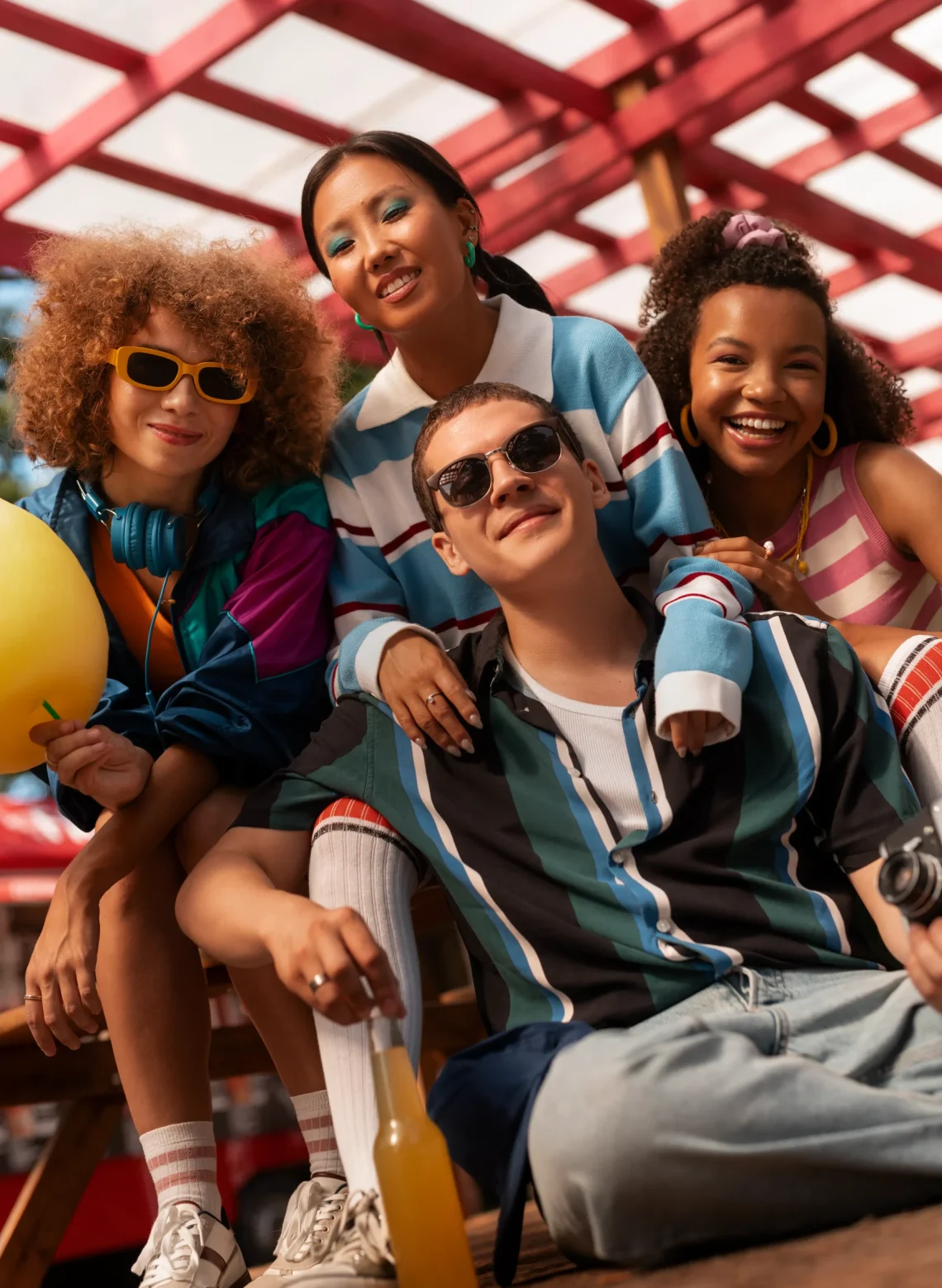 portrait-teenagers-with-80-s-summer-aesthetic