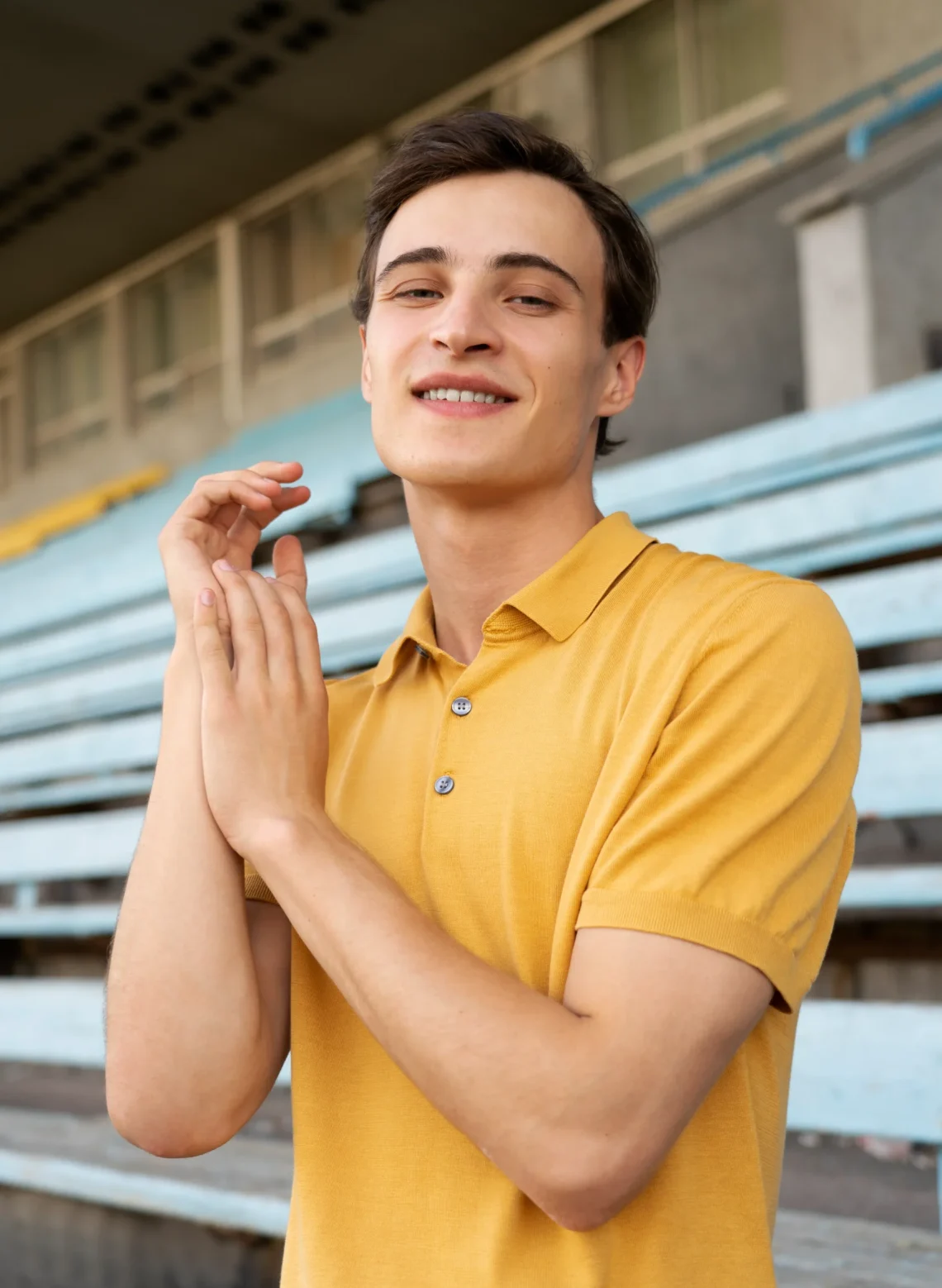 tiro-medio-hombre-sonriente-posando-al-aire-libre